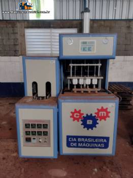 Sopradora de garrafas PET semi autom�tica com 4 cavidades