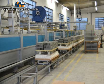 Forno t�nel com vagonetas para queima de revestimentos cer�micos