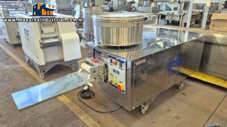 Compactadora compactadeira com masseira para pastel massas em inox 30 kg Toshiro Compactadora compactadeira com masseira para pastel massas em inox 30 kg Toshiro